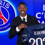 Dembélé posa con la camiseta de su nuevo equipo