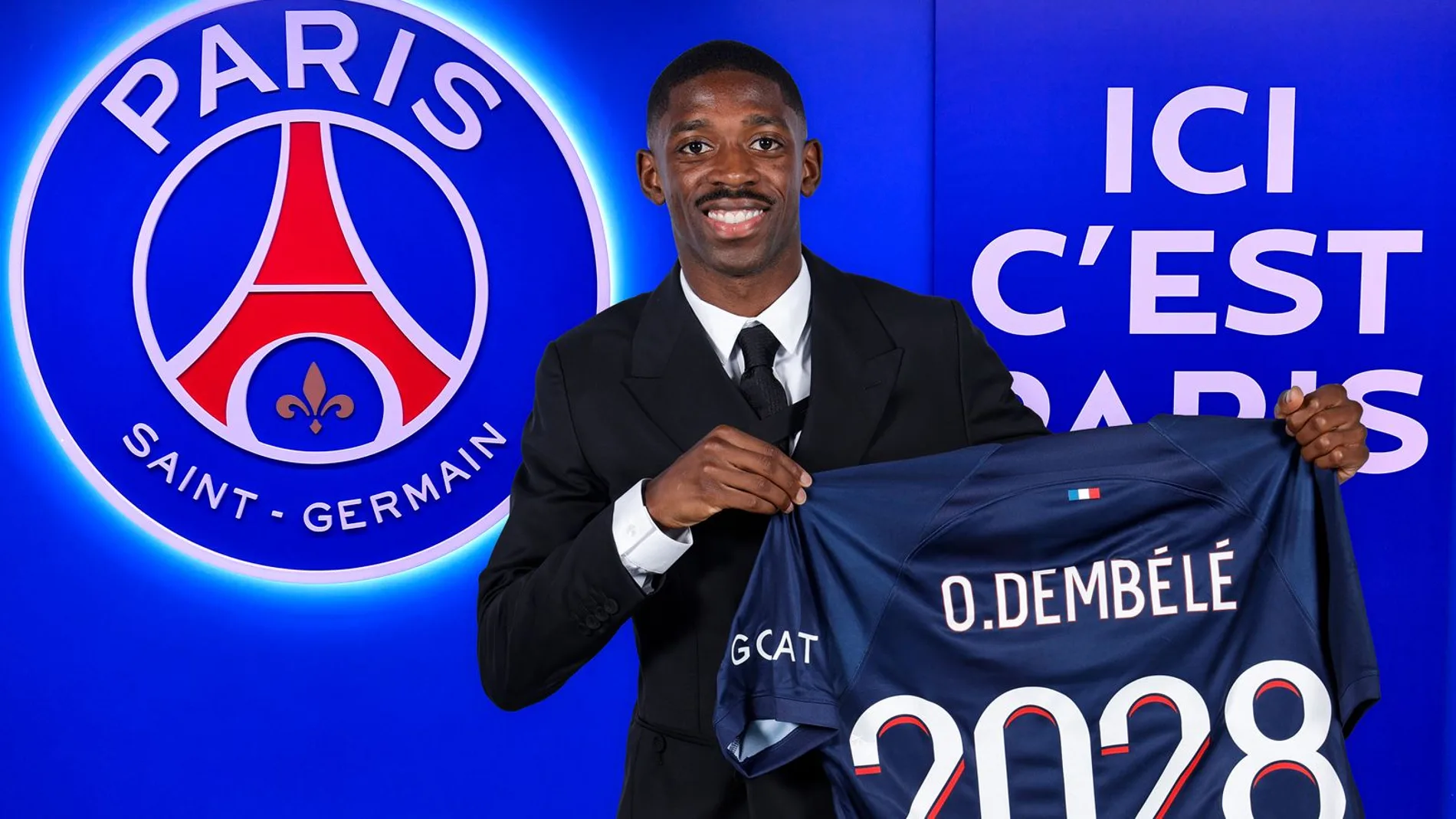 Dembélé posa con la camiseta de su nuevo equipo