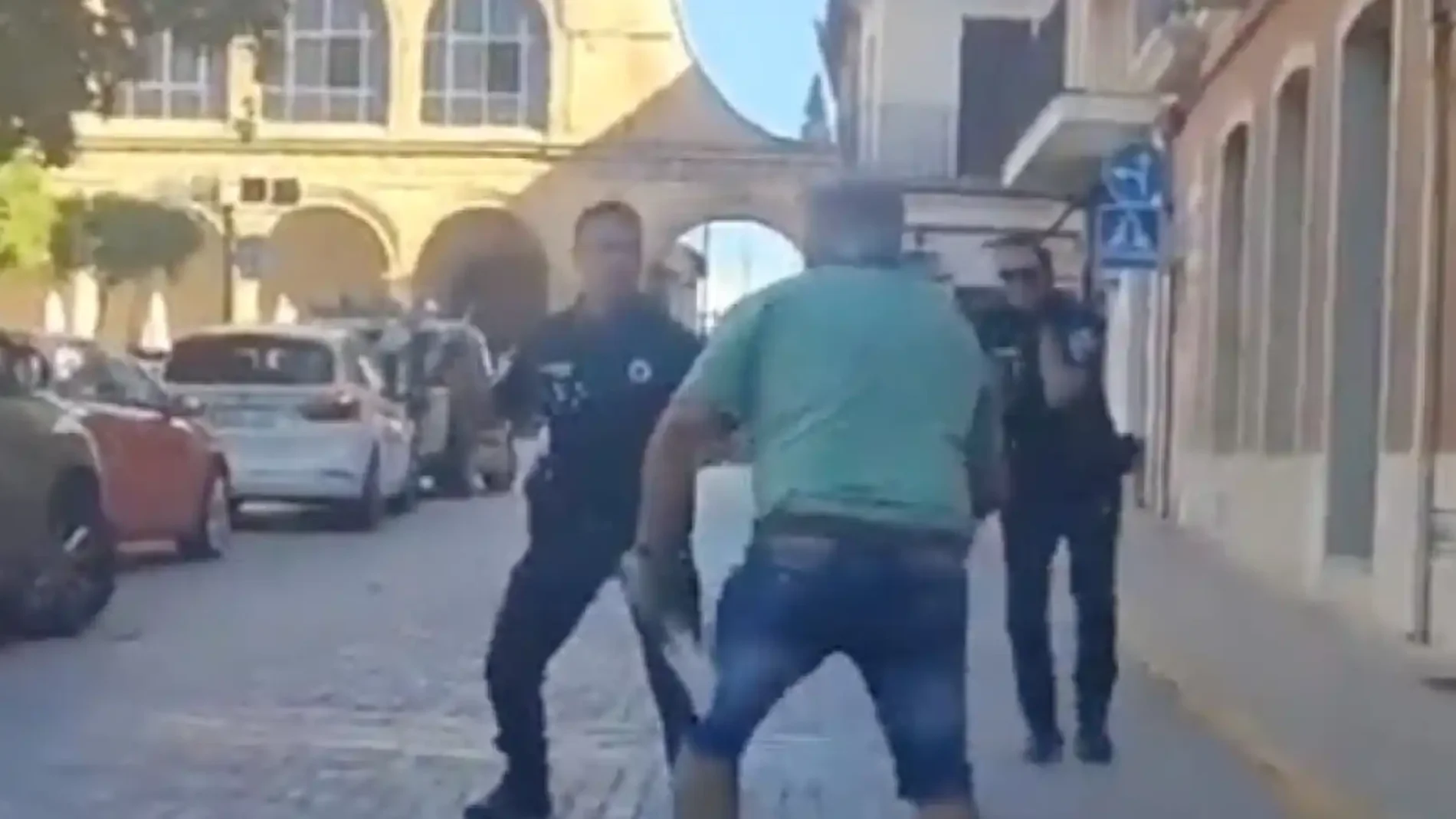 Un policía local recibe una puñalada en el cuello durante una intervención en Cuenca