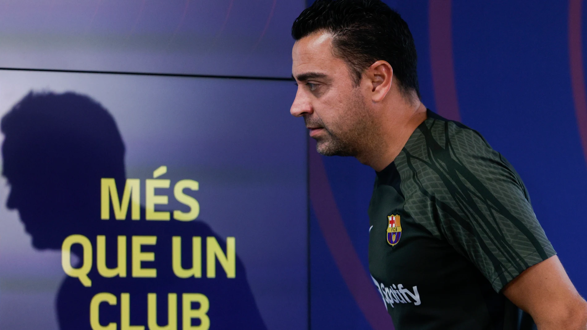 BARCELONA, 12/08/2023.- El entrenador del FC Barcelona, Xavi Hernández, atiende a los medios de comunicación tras el entrenamiento del primer equipo este sábado en las instalaciones de Sant Joan Despí previo al partido de mañana, domingo, de la jornada 1 de LaLiga contra el Getafe CF. EFE/ Quique García
