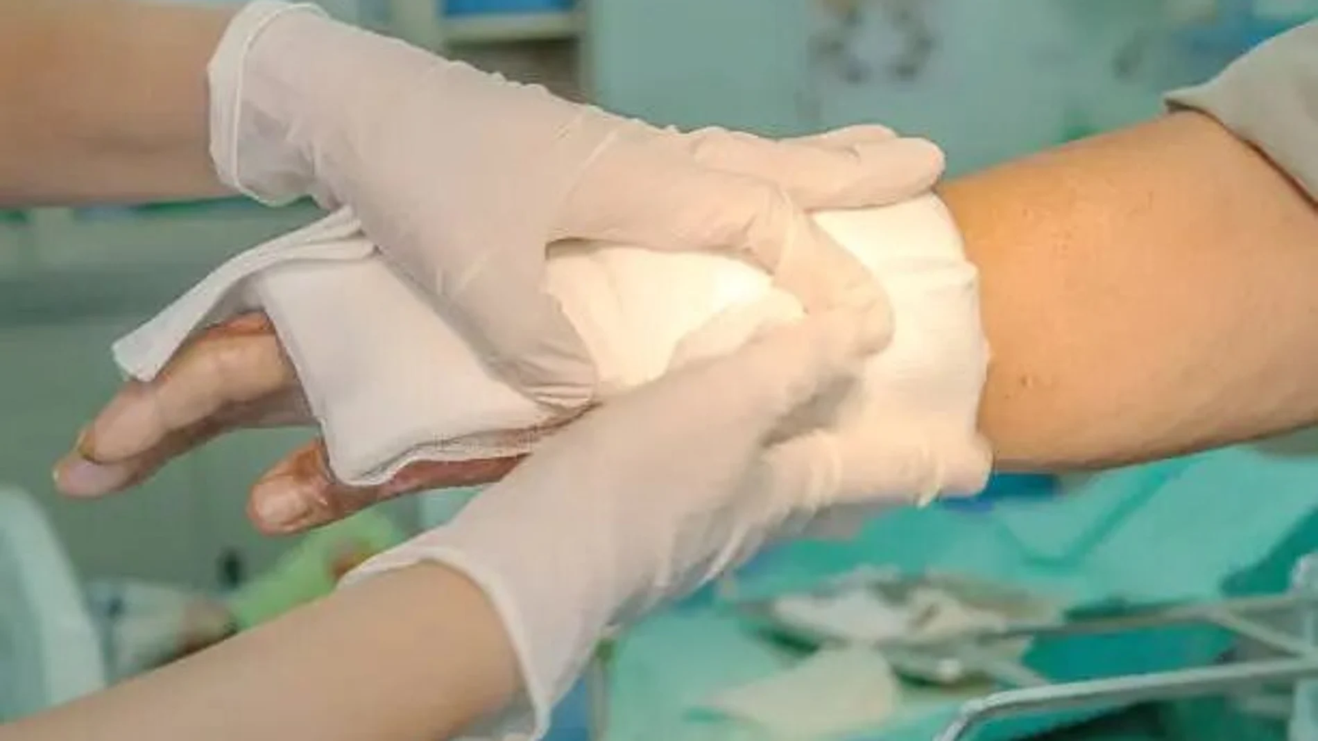 Un médico curando una herida a un paciente