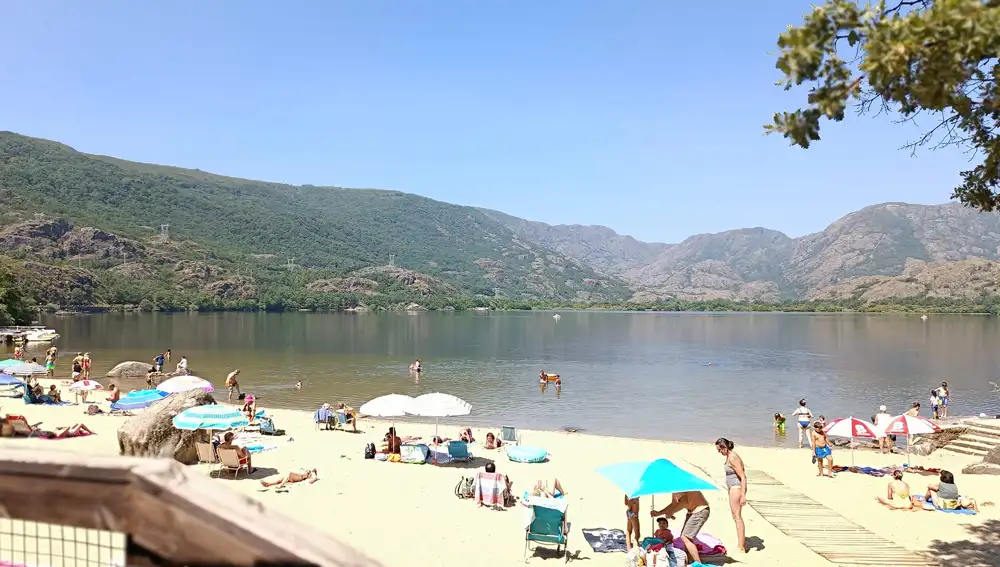 Playa en el Lago de Sanabria