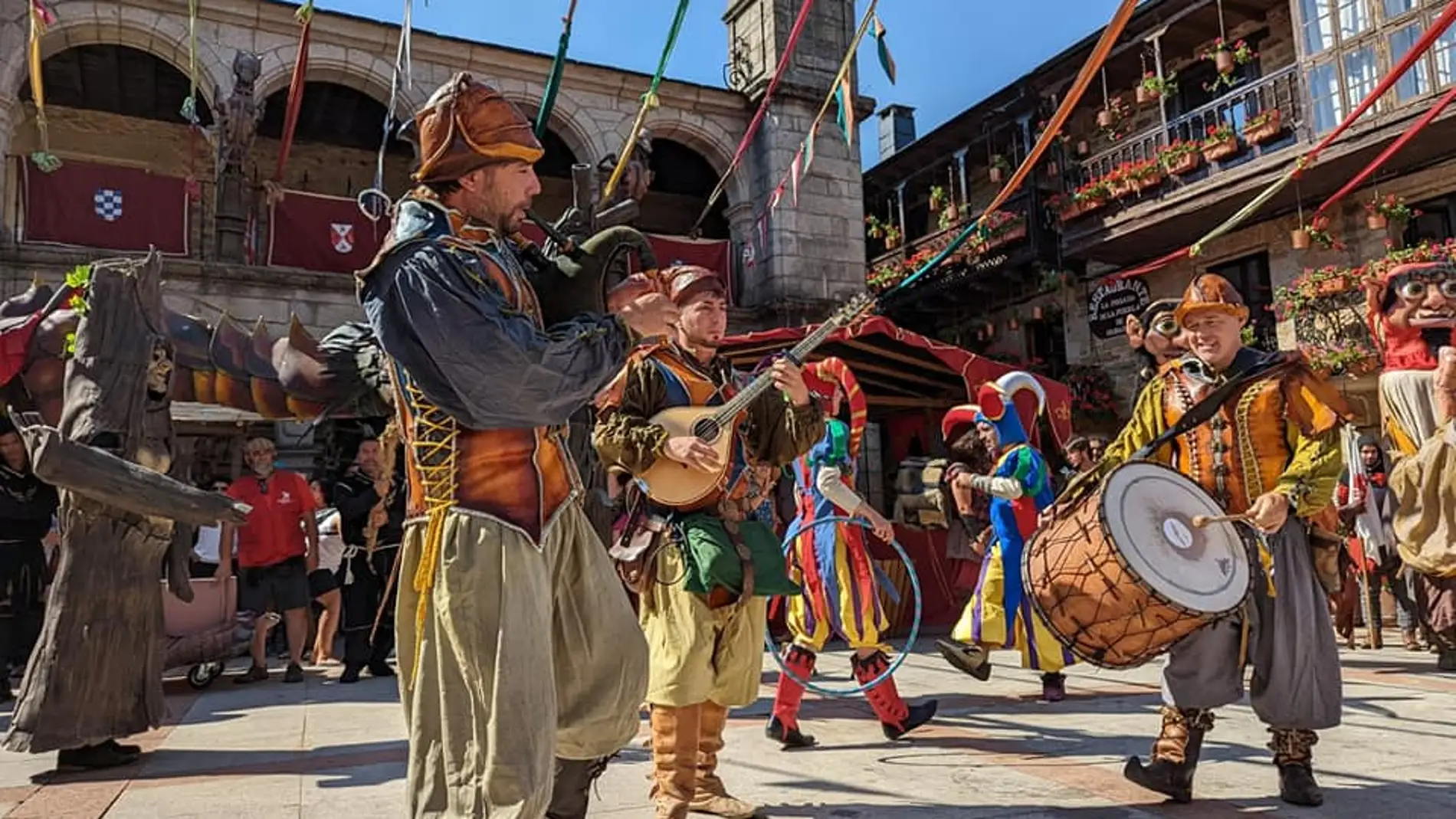 Miles de personas llenan el mercado medieval de Puebla de Sanabria