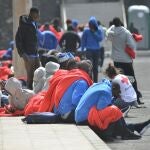 Varios inmigrantes son atendidos por los servicios de emergencias, en el Puerto de la Restinga, a 11 de agosto de 2023, en El Pinar de El Hierro, El Hierro, Islas Canarias.
