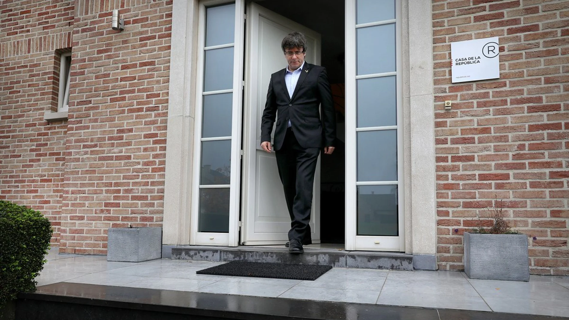 CARLES PUIGDEMONT SALIENDO DE SU RESIDENCIA EN WATERLOO