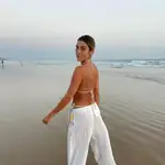 Anna Padilla disfruta del último atardecer en Zahara de los Atunes