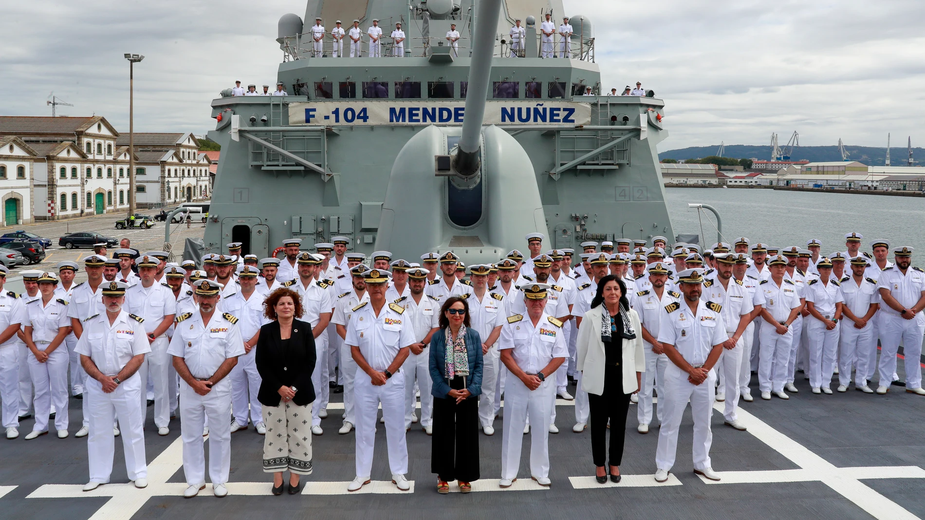 Margarita Roles ha visitado a la dotación de la "Méndez Núñez" antes de su despliegue