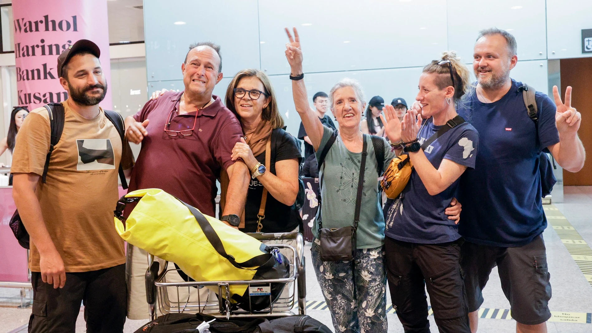BARCELONA, 14/08/2023.-Parte del grupo de turistas españoles atrapados en Etiopía llegan este lunes, al aeropuerto Josep Tarradellas de Barcelona tras ser repatriados después de que el pasado 2 de agosto, cuando realizaban una ruta en camión por el norte de Etiopía con una guía turística, se vieron sorprendidos por enfrentamientos armados entre el Ejército etíope y las milicias Fano. EFE/ Quique García