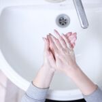 Mujer lavándose las manos con jabón 