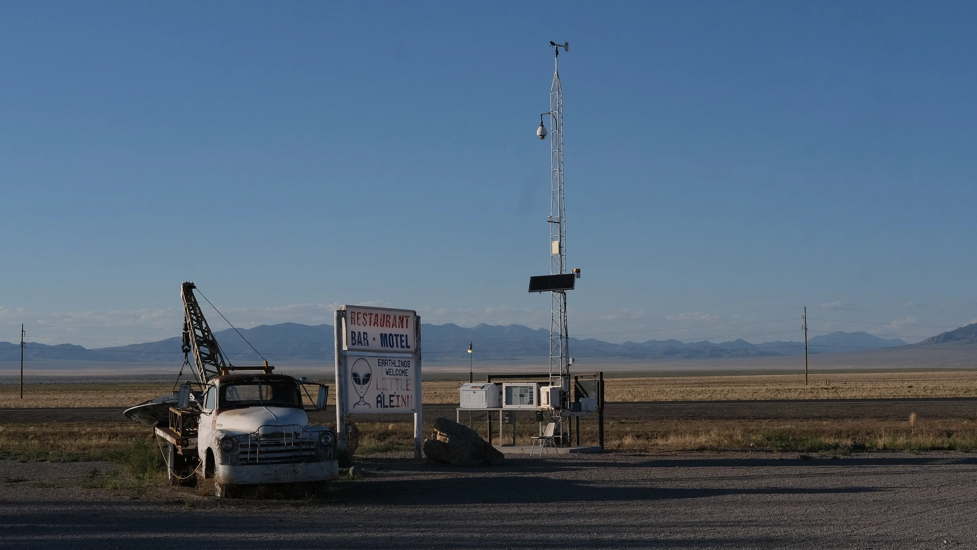 ACOMPAÑA CRÓNICA: EEUU OVNIS. AME791. RACHEL (ESTADOS UNIDOS), 14/08/2023.- Fotografía del motel Little Ale Inn, el 9 de agosto de 2023, ubicado en Rachel, en Nevada (Estados Unidos). Una furgoneta negra custodia 24 horas una empedrada vereda en las montañas del estado de Nevada (EEUU) por la que coyotes y antílopes campan a su antojo hasta darse de bruces con la entrada de la base militar más enigmática del mundo: su nombre es el Área 51. EFE/ Guillermo Azábal