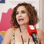 La ministra de Hacienda y Función Pública en funciones, María Jesús Montero, atiende a los medios antes de asistir a la firma de los convenios de colaboración entre la Administración General del Estado y la Mancomunidad de Municipios del Campo de Gibraltar para la financiación de inversiones en el ejercicio 2023.