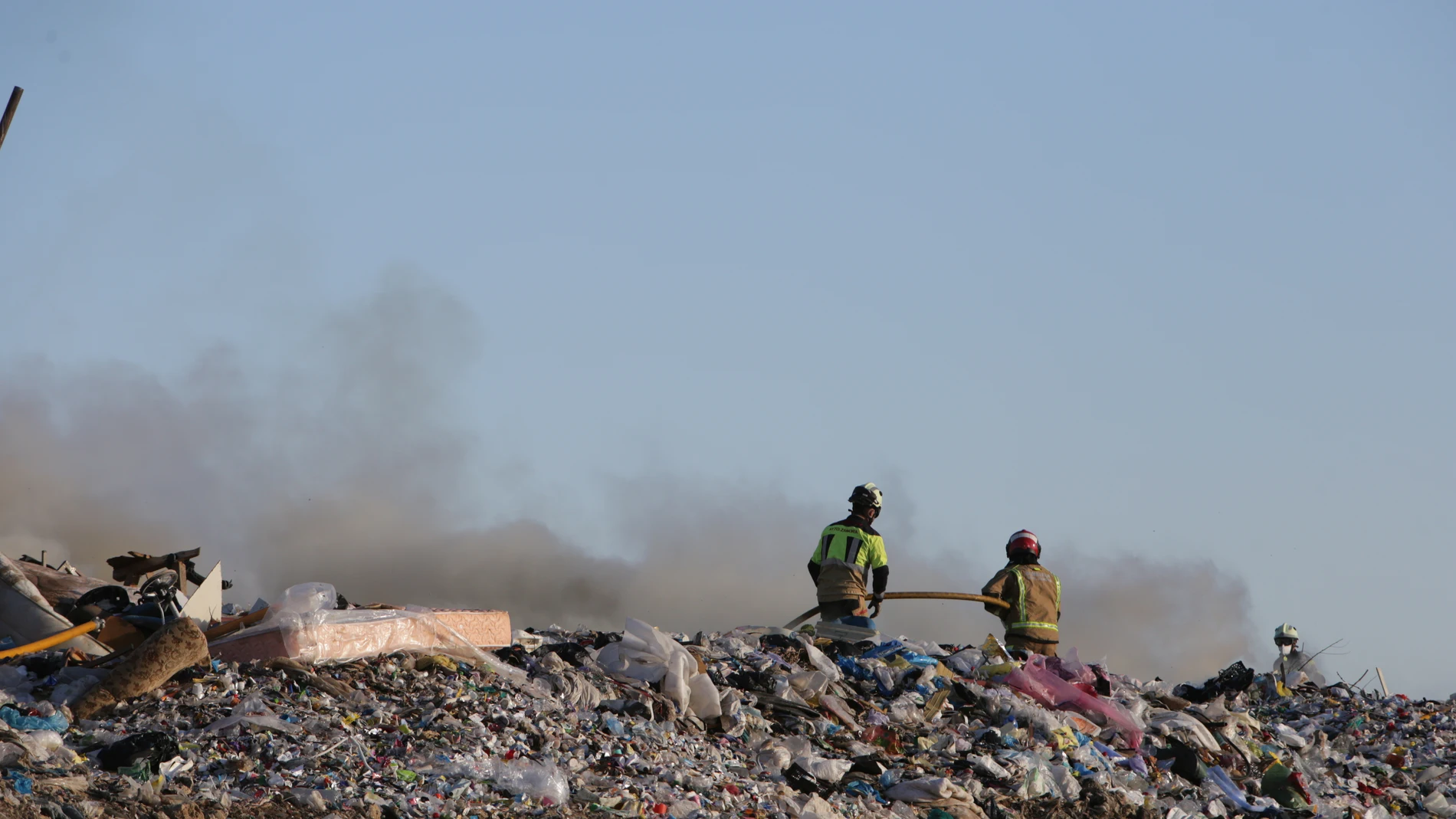 Incendio controlado en el vertedero de Zamora