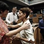 La portavoz del grupo parlamentario de EH Bildu, Laura Aznal (i), felicita a la socialista María Chivite que se ha convertido este martes en la tercera mujer en acceder a la presidencia del Gobierno de Navarra y en la primera en ostentar un segundo mandato, en este caso de manera consecutiva, que por quinta ocasión asume un representante del PSN.