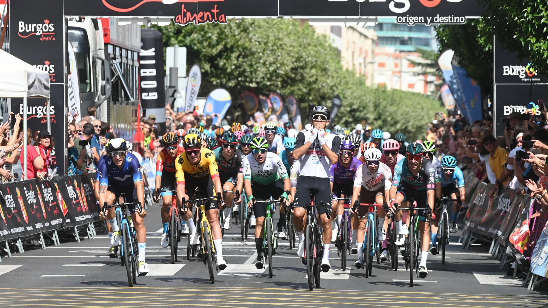 Esprint en una etapa de la Vuelta Ciclista a Burgos