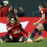 La jugadora española Olga Carmona (2i) celebra con sus compañeras tras ganar a Suecia en la semifinal del Mundial femenino de fútbol disputado este martes en Auckland (Nueva Zelanda)