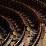 Hemiciclo del congreso de los diputados vacío.