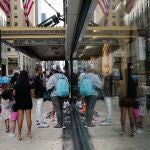 Migrantes recién llegados a la Gran Manzana en el hotel Roosevelt, en Nueva York