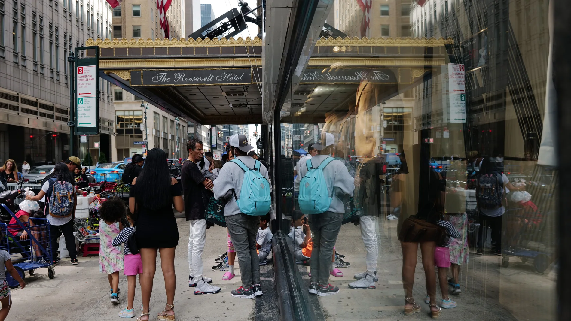 Migrantes recién llegados a la Gran Manzana en el hotel Roosevelt, en Nueva York