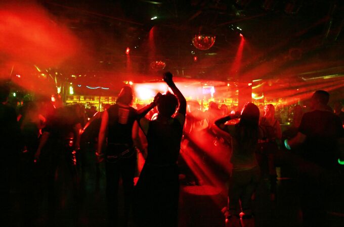 Gente bailando en un concierto en una discoteca