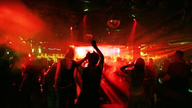 Gente bailando en un concierto en una discoteca