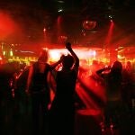 Gente bailando en un concierto en una discoteca