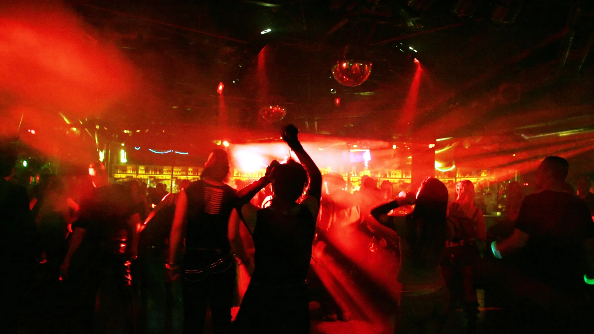 Gente bailando en un concierto en una discoteca