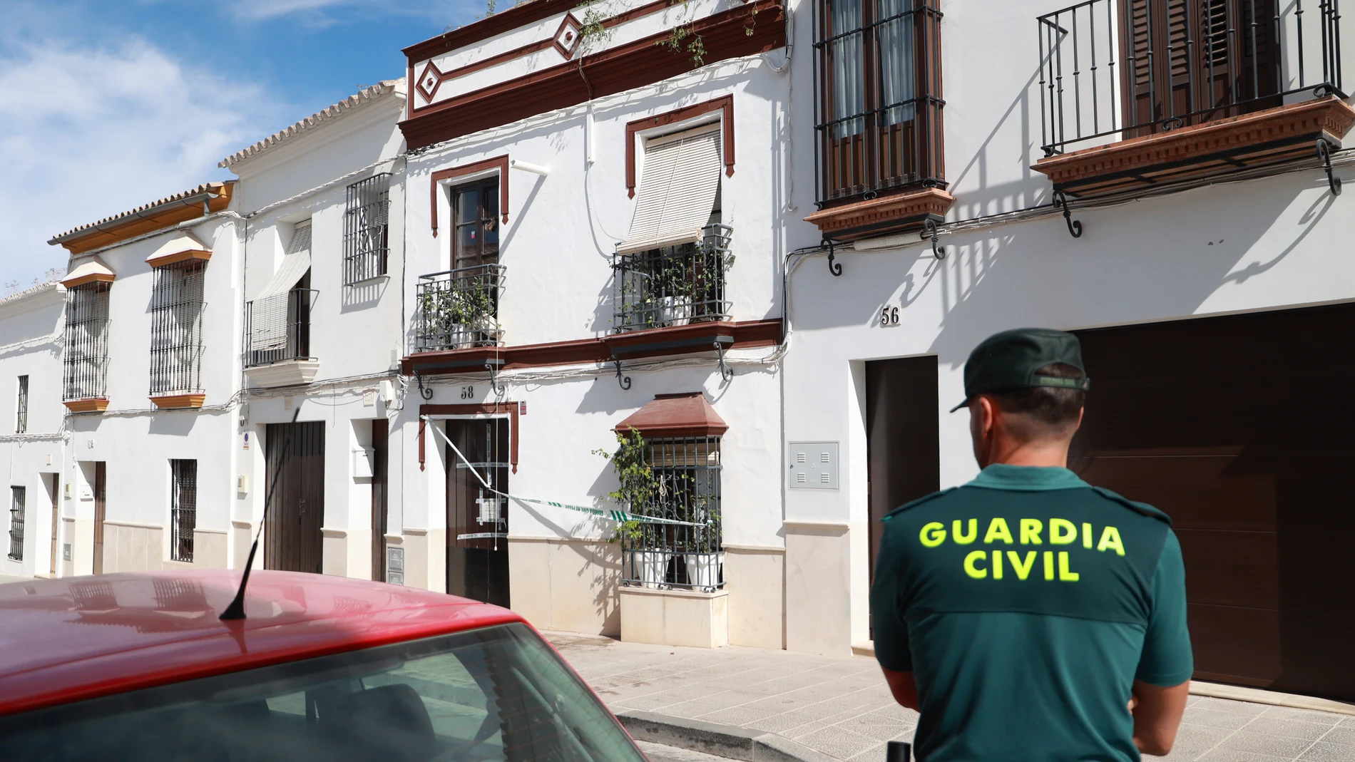 Fachada de la vivienda en Osuna donde el pasado martes aparecieron los cadáveres de un hombre y una mujer en avanzado estado de descomposición. En Osuna, Sevilla (Andalucía, España) a 16 de agosto de 2023. Vecinos de la calle Mancilla alertaron a la policía dado el tiempo transcurrido sin tener noticias de estas personas, y con ayuda de los bomberos accedieron al interior, descubriendo los cadáveres además de plantas de marihuana.16 AGOSTO 2023Rocío Ruz / Europa Press16/08/2023