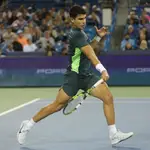 Alcaraz, en plena subida a la red ante Tommy Paul