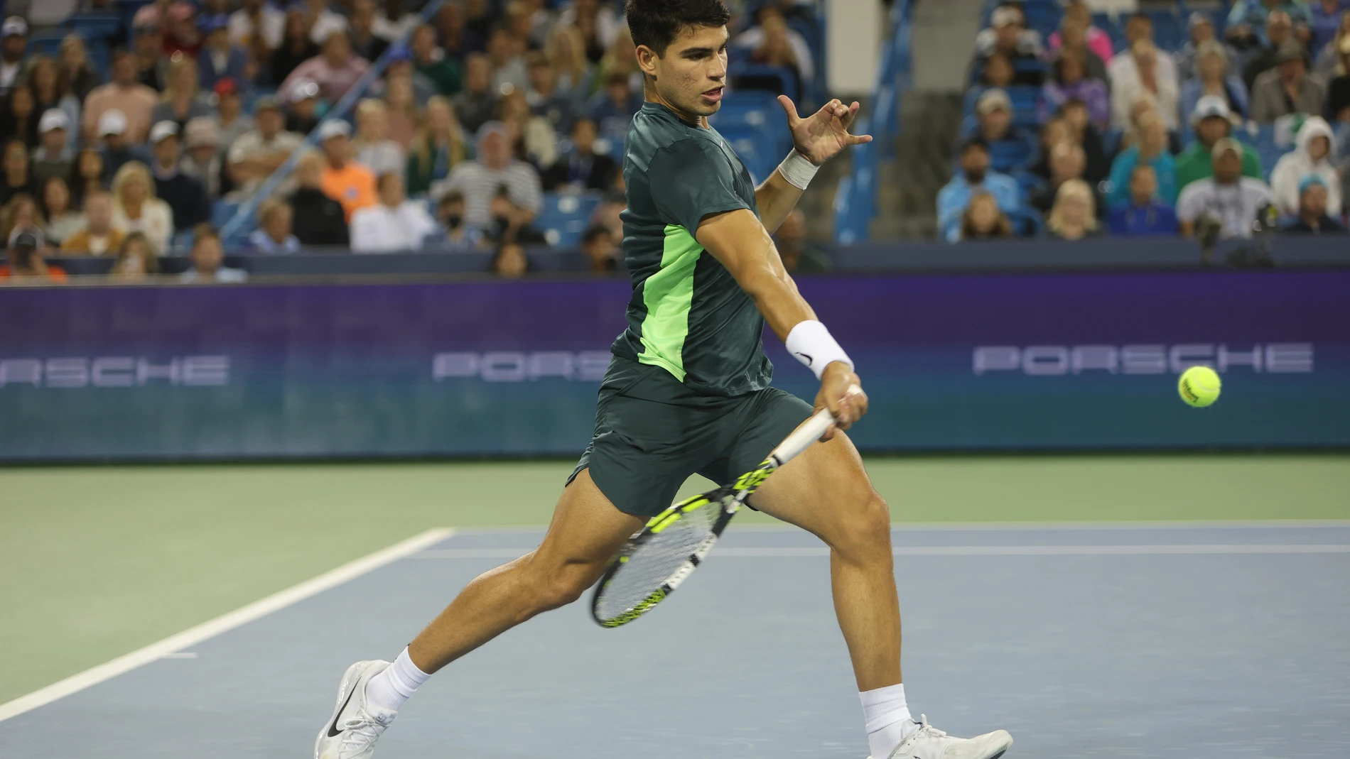 Alcaraz, en plena subida a la red ante Tommy Paul