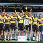 El equipo Jumbo Visma en el podio