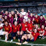 La selección española, feliz -junto a Vilda y Rubiales- tras colarse en la final de un Mundial