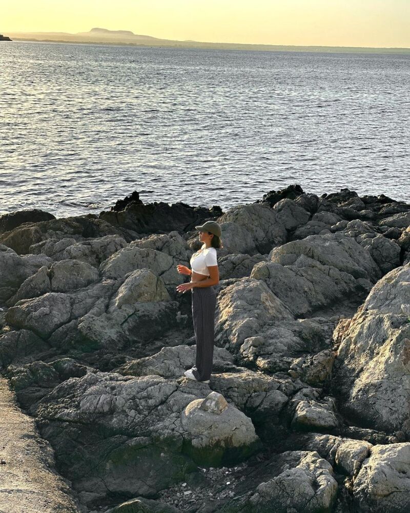 Alba Díaz con pantalón de raya diplomática