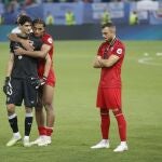 Badé abraza a Bono mientras el City recibe el trofeo de la Supercopa