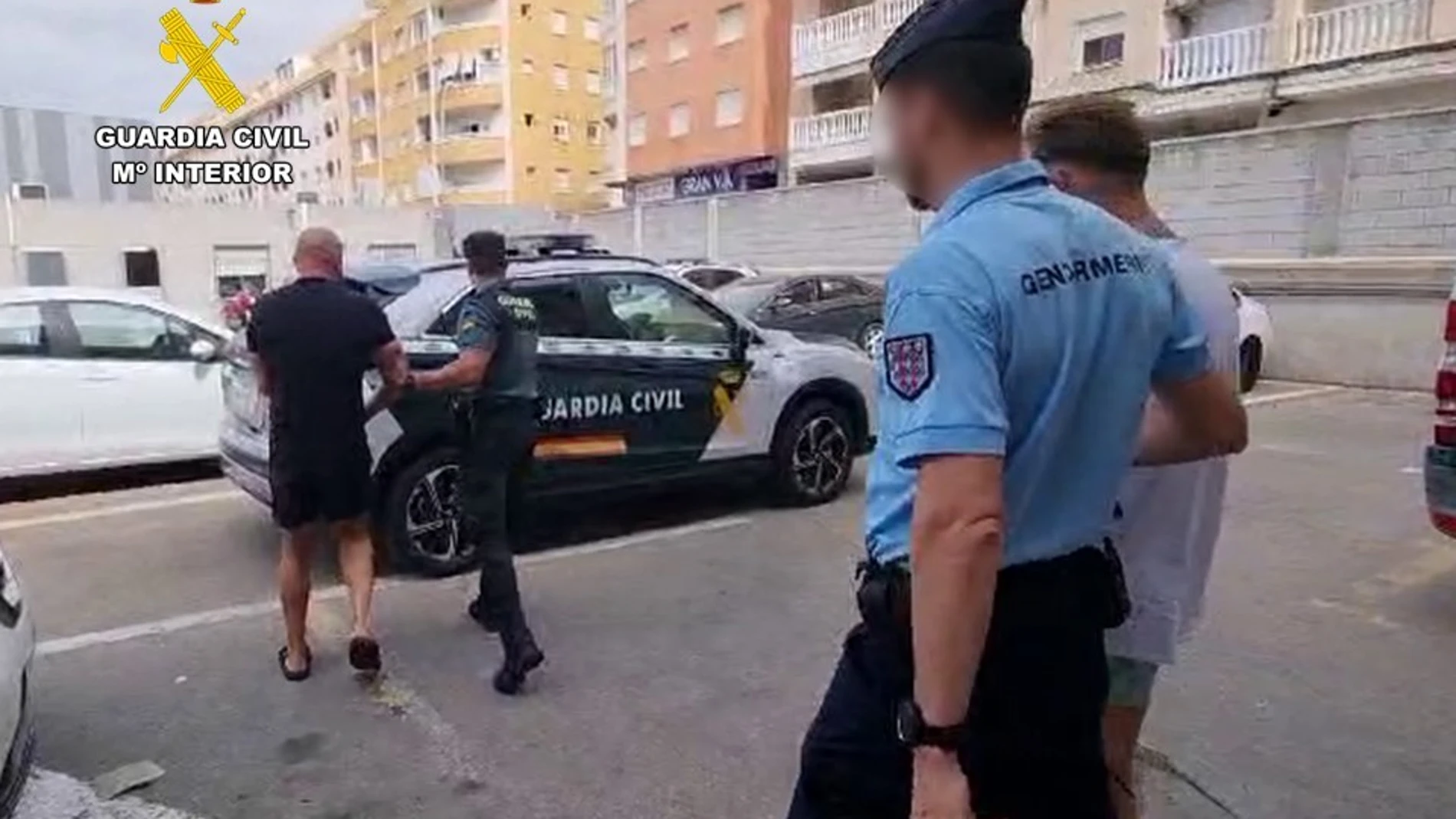 Un miembro de la Gendarmeria francesa acompaña a la Guardia Civil en el traslado de los detenidos