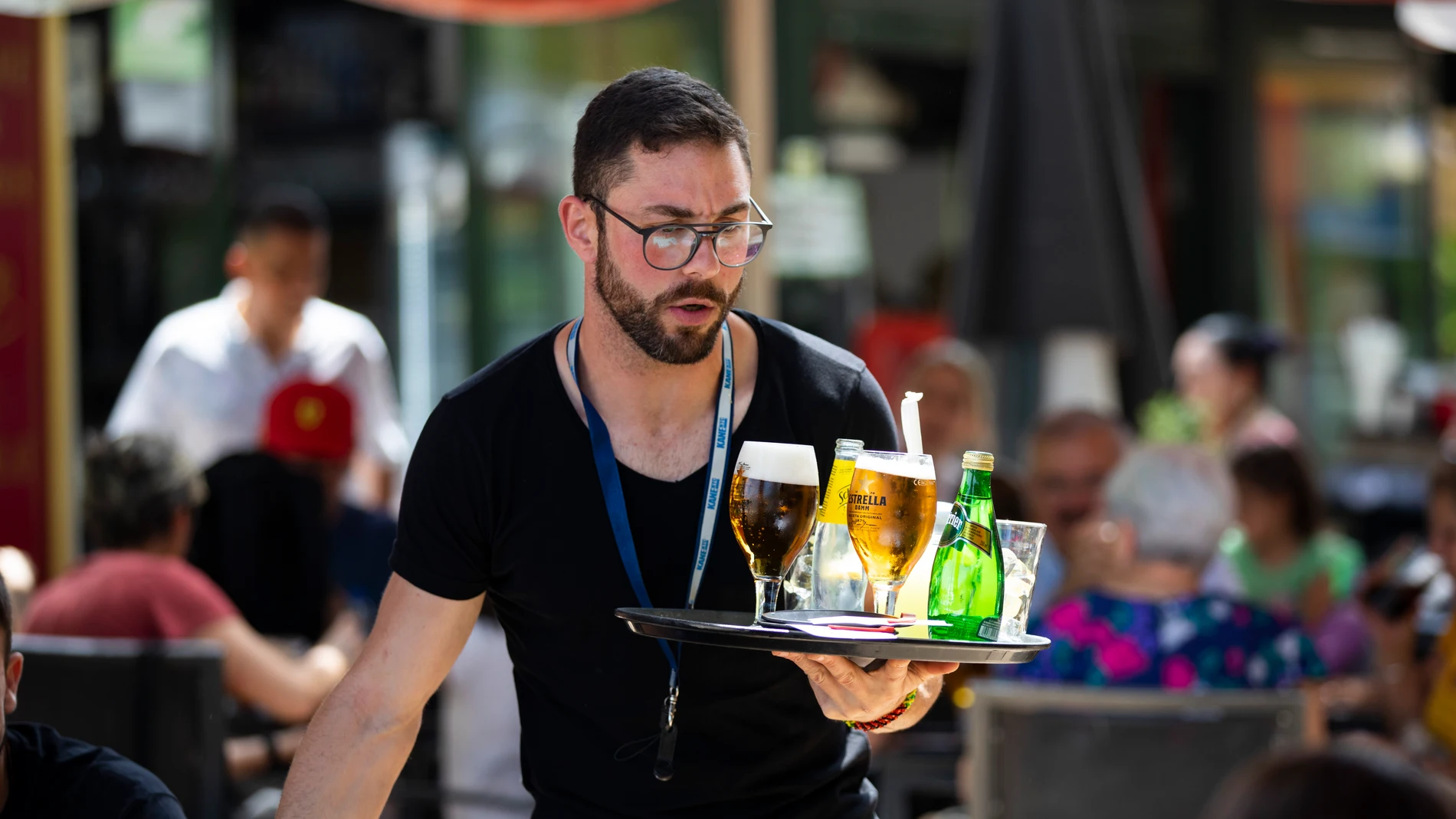 Camarero en una terraza