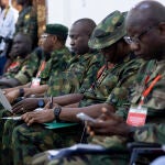 Delegados escuchan discursos durante la Reunión Extraordinaria del Comité de Jefes de Estado Mayor de la Defensa de la CEDEAO en Accra, Ghana
