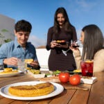 Un grupo de amigos comparte un aperitivo