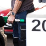 Colas de vehículos en algunas gasolineras para llenar el deposito 
