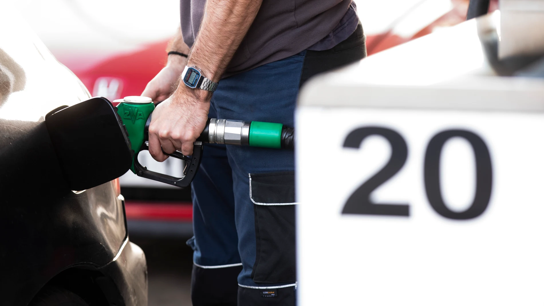 Colas de vehículos en algunas gasolineras para llenar el deposito