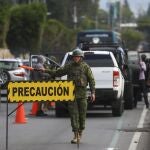 AME1745. QUITO (ECUADOR), 16/08/2023.- Militares ecuatorianos revisan vehículos en busca de armas, cumpliendo con el estado de excepción decretado por el presidente de Ecuador, Guillermo Lasso, tras el atentado al candidato a la presidencia Fernando Villavicencio y buscando la seguridad durante los comicios presidenciales del próximo domingo 20 de agosto, hoy en Quito (Ecuador). EFE/José Jácome