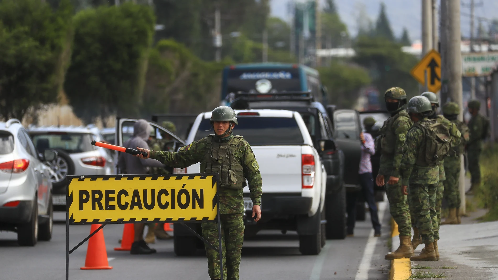 AME1745. QUITO (ECUADOR), 16/08/2023.- Militares ecuatorianos revisan vehículos en busca de armas, cumpliendo con el estado de excepción decretado por el presidente de Ecuador, Guillermo Lasso, tras el atentado al candidato a la presidencia Fernando Villavicencio y buscando la seguridad durante los comicios presidenciales del próximo domingo 20 de agosto, hoy en Quito (Ecuador). EFE/José Jácome