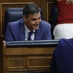 El diputado Gabriel Rufián conversa con Pedro Sánchez