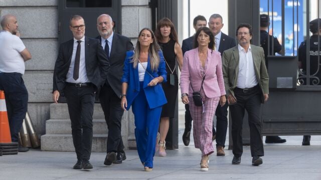 (I-D) Los diputados de Junts Eduard Pujol I Bonell, Josep Maria Cruset, Miriam Nogueras, Pilar Calvo I Gómez, y Josep Maria Cervera, llegan a la Sesión Constitutiva de la XV Legislatura en el Congreso de los Diputados, a 17 de agosto de 2023, en Madrid (España). Los diputados de la formación han llegado a la Cámara Baja tras celebrar una reunión interna en la que han decidido apoyar a la candidata socialista a la Presidencia del Congreso