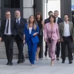 (I-D) Los diputados de Junts Eduard Pujol I Bonell, Josep Maria Cruset, Miriam Nogueras, Pilar Calvo I Gómez, y Josep Maria Cervera, llegan a la Sesión Constitutiva de la XV Legislatura en el Congreso de los Diputados, a 17 de agosto de 2023, en Madrid (España). Los diputados de la formación han llegado a la Cámara Baja tras celebrar una reunión interna en la que han decidido apoyar a la candidata socialista a la Presidencia del Congreso