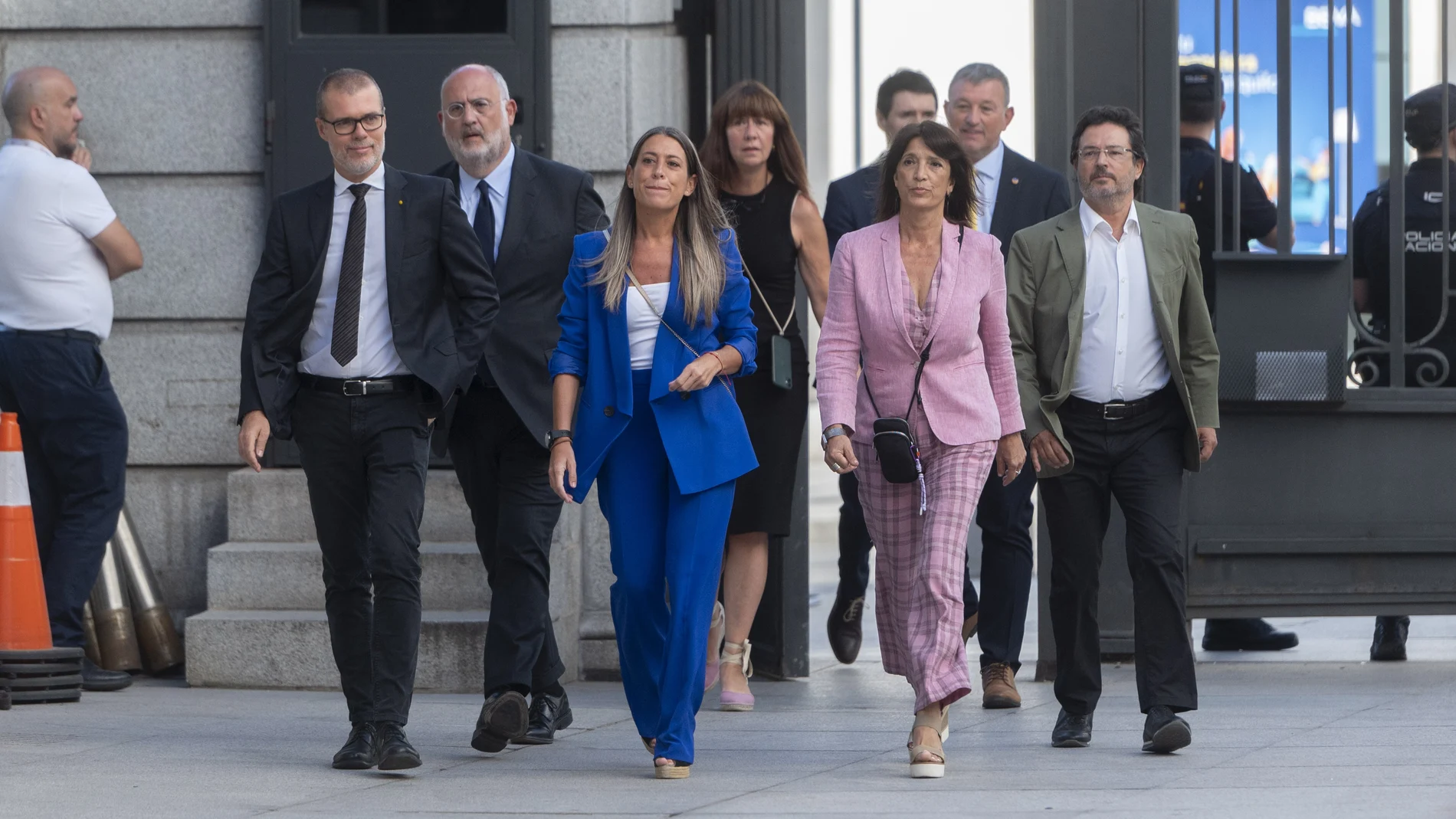 (I-D) Los diputados de Junts Eduard Pujol I Bonell, Josep Maria Cruset, Miriam Nogueras, Pilar Calvo I Gómez, y Josep Maria Cervera, llegan a la Sesión Constitutiva de la XV Legislatura en el Congreso de los Diputados, a 17 de agosto de 2023, en Madrid (España). Los diputados de la formación han llegado a la Cámara Baja tras celebrar una reunión interna en la que han decidido apoyar a la candidata socialista a la Presidencia del Congreso