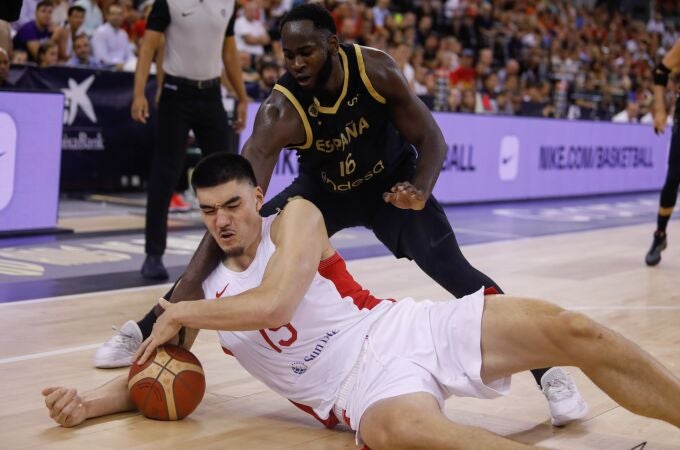 Garuba y Edey pelean por un balón en el amistoso de Granada