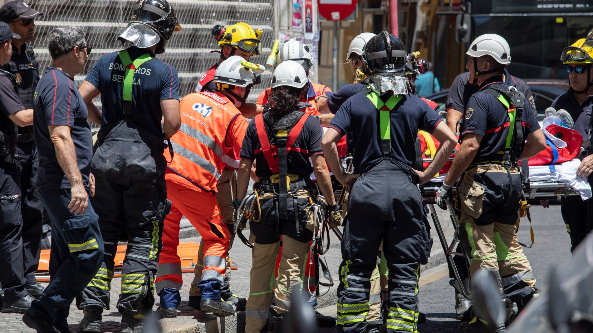 Bomberos atendiendo un accidente de trabajo
