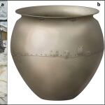 (a) Fotografía del caldero y de lo que queda en la actualidad. (b) Reconstrucción artística del caldero tal y como era cuando se utilizaba. 