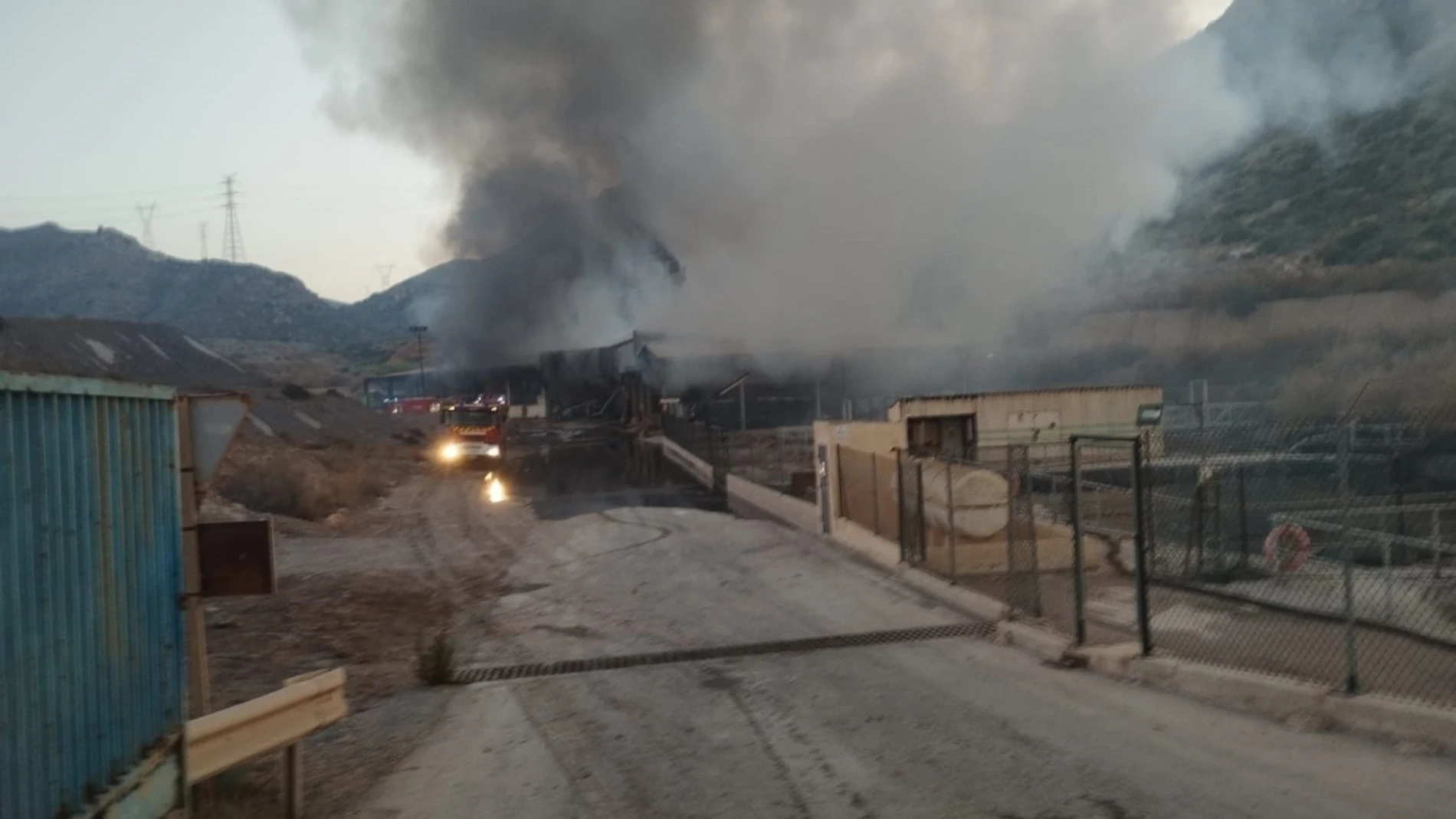Sofocado un incendio en el interior de una planta de reciclaje de Escombreras