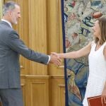 VÍDEO: El Rey recibe a Armengol en Zarzuela como paso previo a la ronda de consultas de cara a la investidura